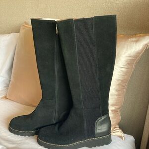 Sleek Black Knee Boots with Stretch Panel